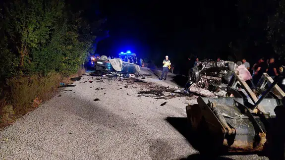 Çanakkale'de iki otomobil çarpıştı: 6 kişi öldü!