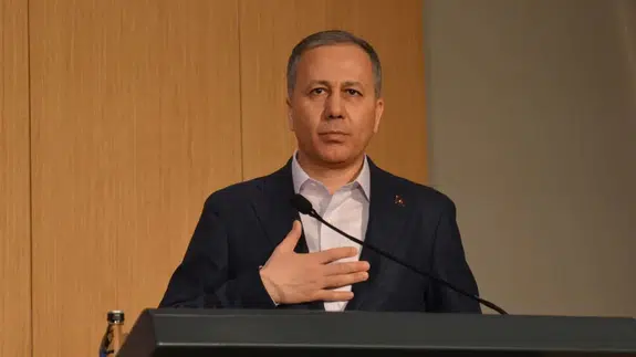 Bakan Yerlikaya: Kırmızı bültenle aranan 6, ulusal seviyede aranan 5 suçlu Türkiye'de!