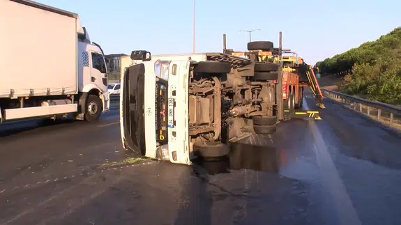 Başakşehir'de kamyonet devrildi: TEM Otoyolu kapandı!