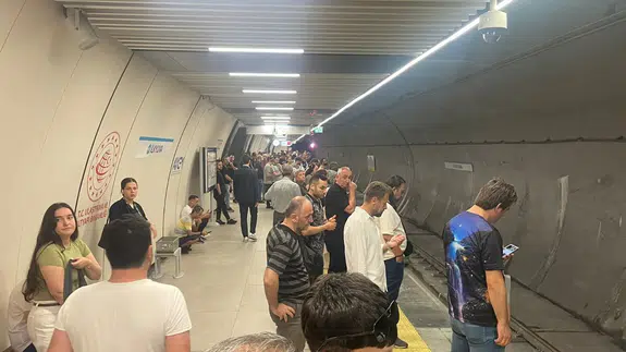 M3 Bakırköy-Kayaşehir Metro Hattı'nda teknik arıza: Duraklarda yoğunluk oluştu