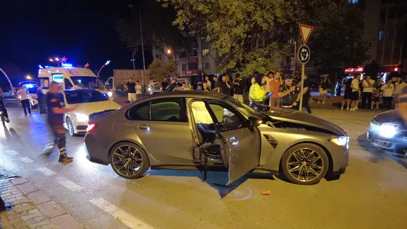 Edirne'de iki otomobil kafa kafaya çarpıştı: 3 kişi yaralandı