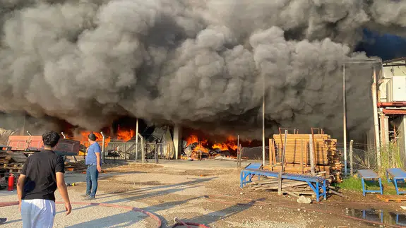 Antalya'da iki depoda yangın