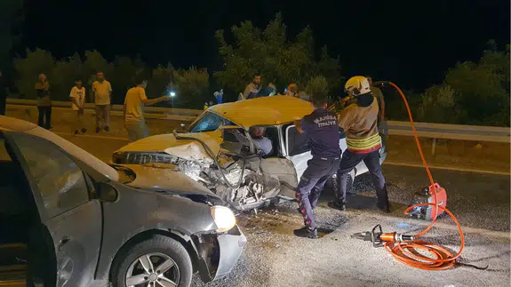 Manisa'da korkunç kaza! İki otomobil kafa kafaya çarpıştı: 7 kişi yaralandı