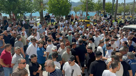 Marmaris’te Kapalıçarşı esnafı cezaları protesto etti!