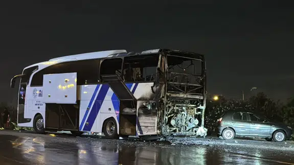 Ümraniye'de yolcu otobüsü alev alev yandı