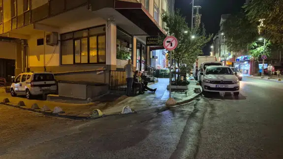 Küçükçekmece'de kız arkadaşıyla yürüyen şahıs silahla vuruldu