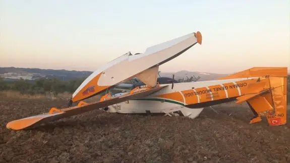 Muğla'da yangın söndürme uçağı acil iniş yaparken düştü!