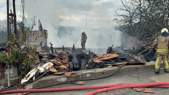 Üsküdar'da gecekondu yangını korkuttu!