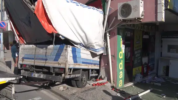 Üsküdar'da freni patlayan kamyonet, ganyan bayisine daldı!