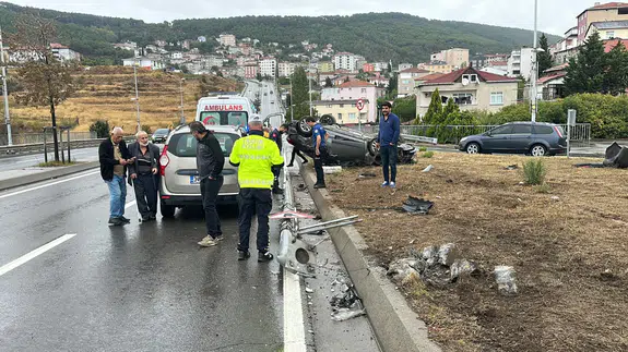 Maltepe’de otomobil aydınlatma direğine çarptı!