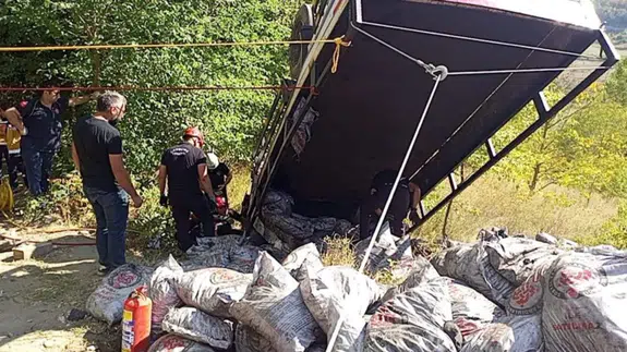 Zonguldak’ta freni patlayan kamyon şarampole uçtu: 2 ölü, 1 yaralı