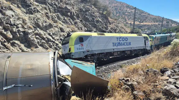 Malatya'da 2 yük treni çarpıştı: 1 kişi yaralandı!