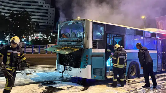 Kayseri'de halk otobüsü alev aldı: Yangına polisler müdahale etti!