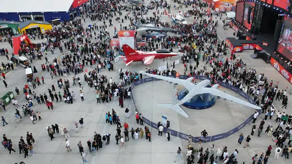 TEKNOFEST heyecanı 2’nci gününde devam ediyor: Hava gösterileri nefes kesti!