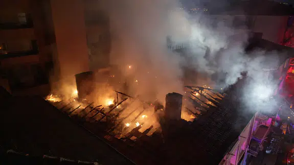 Kırıkkale'de korkutan yangın: Apartmanın çatısı alevler içinde kaldı