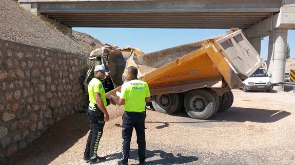 Malatya’da hafriyat kamyonu istinat duvarına çarptı, sürücü hayatını kaybetti!