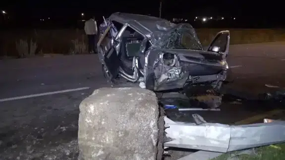 Erzurum'da otomobil, elektrik direğine çarptı: 1 ölü, 2 yaralı