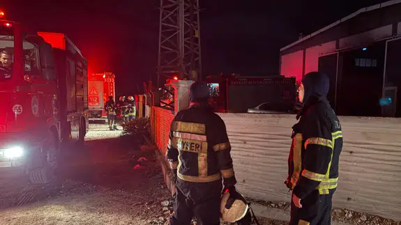 Kayseri'de plastik fabrikasında yangın: 1 işçi zehirlendi
