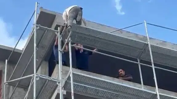 Elazığ'da intihar girişimi: İnşaattan atlamaya kalktı