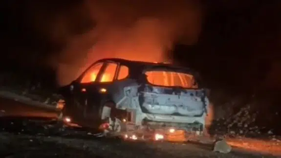 Tunceli'de alev alan otomobil küle döndü!