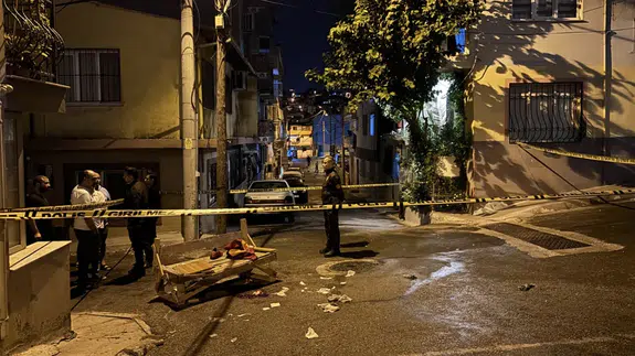 İzmir'de bıçaklı kavga: 1 ölü, 2 yaralı!