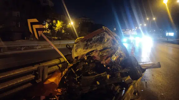 Ataşehir'de makas atan otomobil dehşet saçtı: 1'i ağır 3 yaralı!