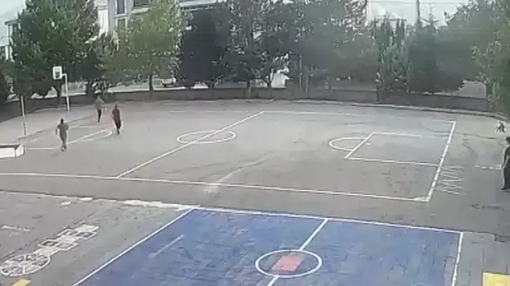 Okul müdürü hayat kurtardı: Çocukların üzerine giden aracı durdurdu!