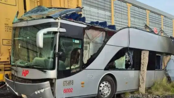 Meksika'da tren ve yolcu otobüsü çarpıştı