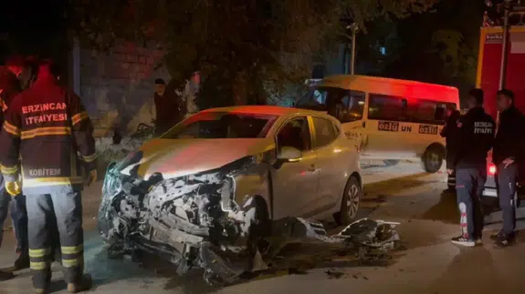 Erzincan'da feci kaza: Minibüs ile otomobil çarpıştı!