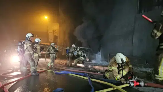 Kağıthane'de 5 katlı depo alev alev yandı!