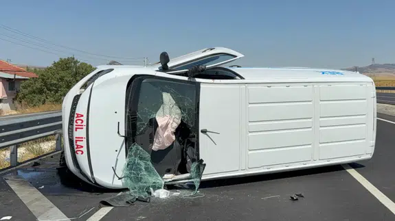 Afyonkarahisar'da ilaç taşıyan araç bariyerlere uçtu!