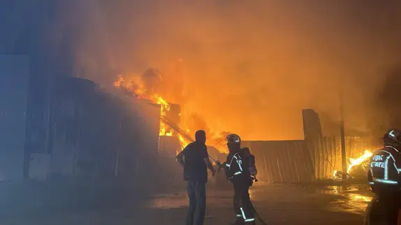 Uşak'ta tekstil fabrikası ve deposunda yangın çıktı