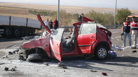 Niğde'de korkunç kaza! Otomobil, tıra çarptı: 3 ölü, 2 yaralı!