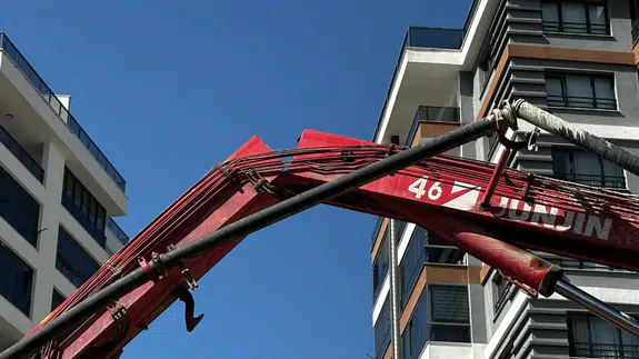 Uşak'ta beton pompası kolu kırıldı: 2 işçi yaralandı