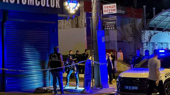 Bursa'da bir kişi sokak ortasında başından silahla vuruldu