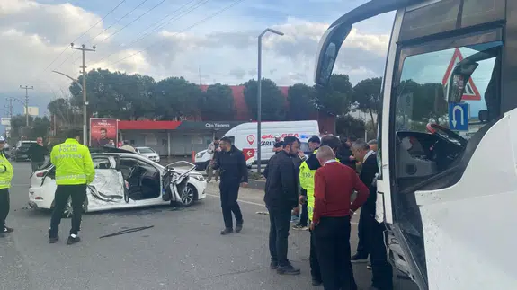 Manisa'da yolcu otobüsü ile otomobil çarpıştı: 1'i çocuk 3 kişi yaralandı
