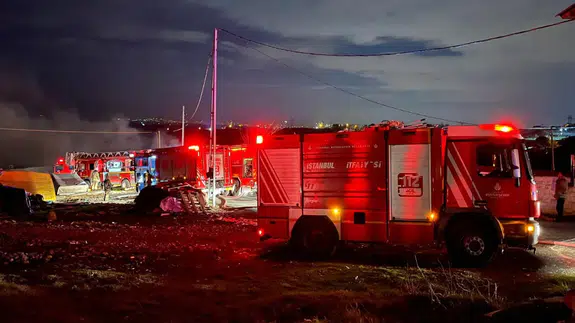 Sultangazi'de 2 iş yeri alev alev yandı!