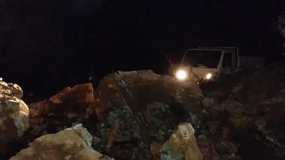 Marmaris'te heyelan sonucu dev kayalar orman yolunu kapattı