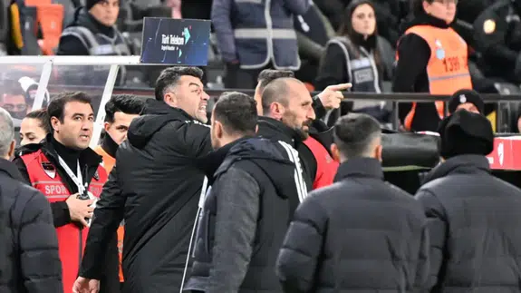 Kırmızı kart gören Burak Yılmaz çılgına döndü