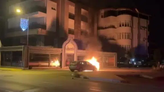 Antalya'da arızalanan otomobil itilerek çalıştırılmak istenince yandı