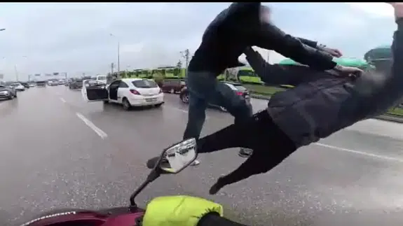 Bursa-İzmir yolunda uçan tekmeli yol verme tartışması