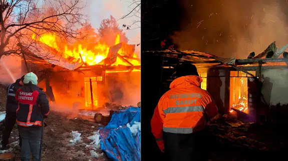 Artvin Şavşat'ta yanan ahşap ev kullanılmaz hale geldi