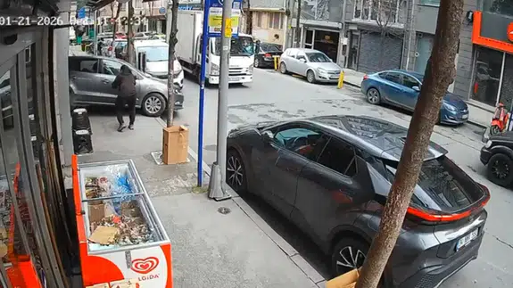 Şişli'de otomobil kuaför dükkanına girdi