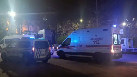 Bursa'da spor tesisi otoparkında bıçaklı kavga: 2 yaralı