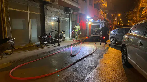 Manisa'da apartmanda korkutan yangın!