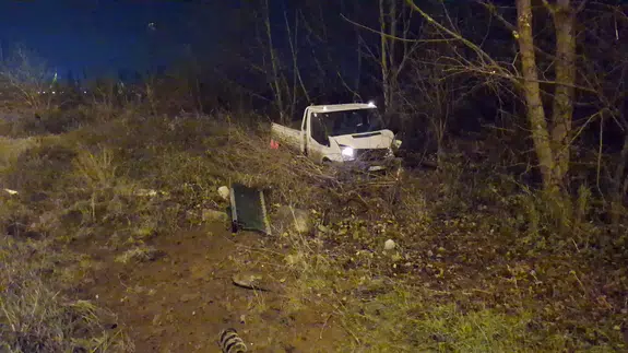 Bursa'da ilginç kaza: Demir bariyerler araçların üzerine düştü