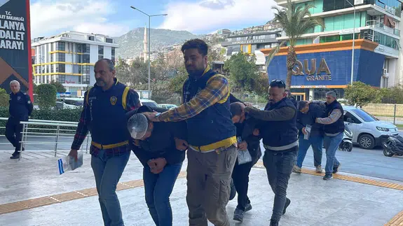 Antalya'da bıçaklı ve zincirli kavga: 3 kişi tutuklandı