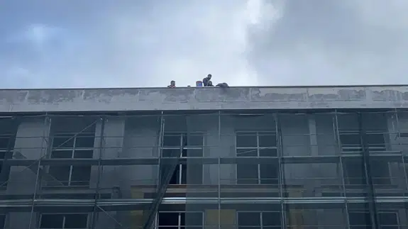 Bolu'da maaşlarını alamayan 8 işçi, inşaat çatısına çıktı