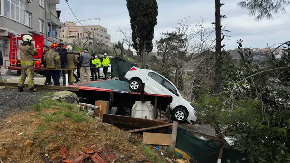 Sarıyer’de akılalmaz kaza: Vitesleri karıştırdı, kamelyanın üzerine uçtu!