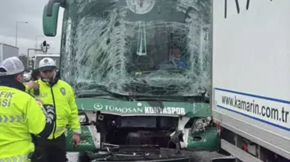 Konyaspor U-19 futbol takımı otobüsü kaza yaptı